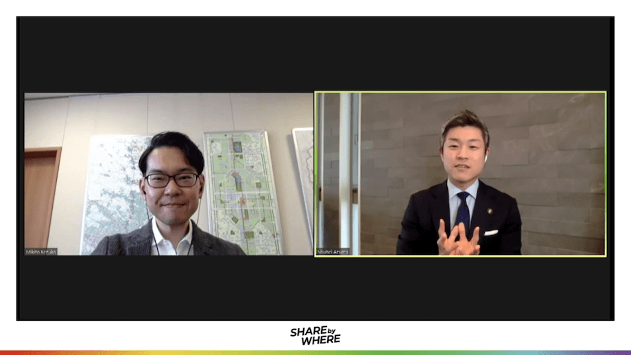 画面右＞　東修平氏（Shuhei Azuma）大阪府四条畷市市長 / 外務省、野村総研インドを経て、2017年1月から大阪府四條畷市長に就任。その後、公約であった副市長の全国公募を実行し、0歳児を持つ女性副市長とともに、公民連携による施策を多数展開。11年ぶりの人口増加を達成。日本一前向きな市役所をめざし、（一社）at Will Work主催の WORK STORY AWARD で2019年、審査員特別賞を受賞。
