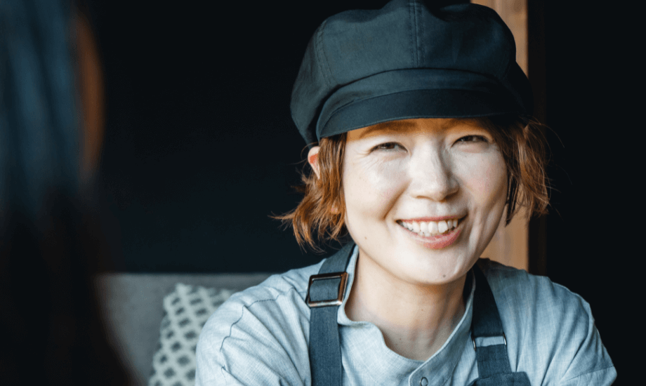 井出絢子氏　株式会社井出商店　富士茶庵店長／東京都大田区出身。フリーの美容師を経て、結婚を機に夫の地元である富士吉田市に移住。育児と並行して富士吉田市に美容院を開業。2020年から、夫の実家が営む井出商店の仕事に携わり、2023年春より富士茶庵店長。